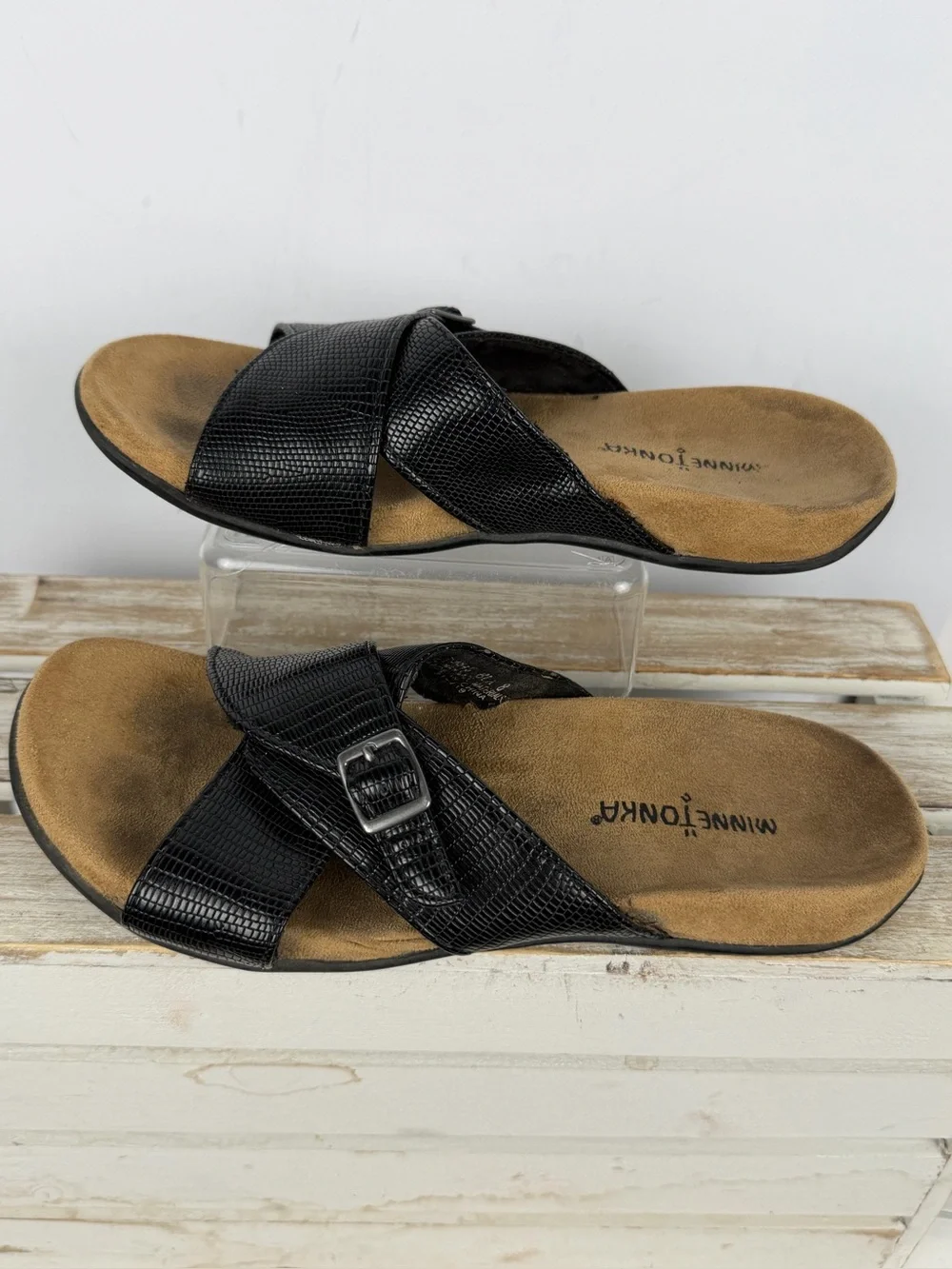 Minnetonka black slide sandals textured lizard-embossed crossover strap Sz 8